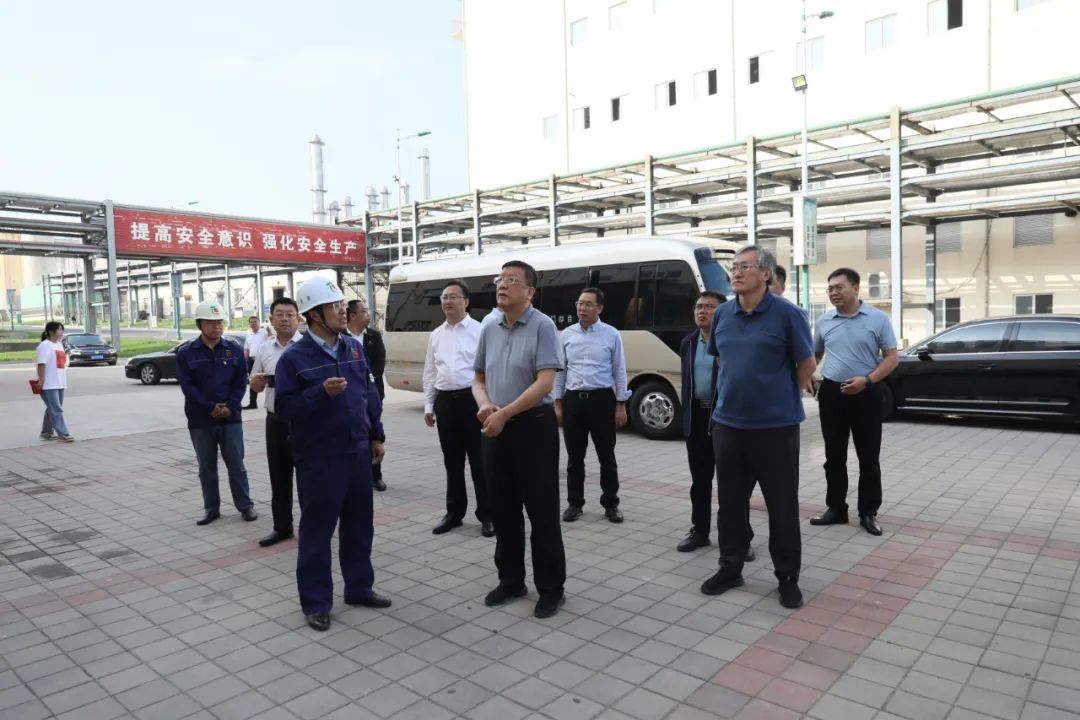 自治區(qū)副主席白清元來(lái)元寶山區(qū)調(diào)研